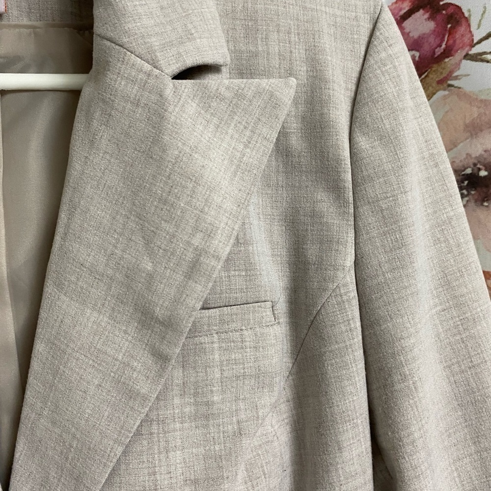 Size 4 Isaac Mizrahi blazer​​​​​​​​​​ - Picture 8 of 8